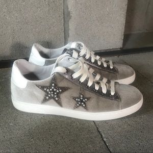 LOLA CRUZ ChampagneVelvet
StarEmbellished Sneakers